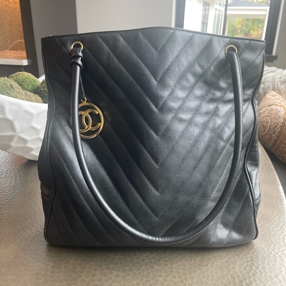 Chanel medallion caviar v stitch chevron tote - Picture 2 of 12